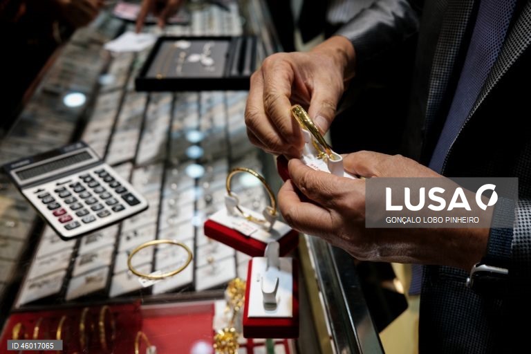Pulseiras em ouro numa ourivesaria em Macau, China, 12 de novembro de 2025. A tradição da compra e oferta de ouro em Macau está a segurar a atividade das ourivesarias, que, não obstante os preços recorde do metal amarelo, mantêm o volume de transações, ainda que com menos peso total transacionado. (ACOMPANHA TEXTO DA LUSA DO DIA 16 DE NOVEMBRO DE 2025). GONÇALO LOBO PINHEIRO/LUSA