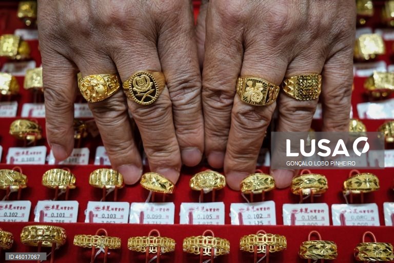 Anéis em ouro numa ourivesaria em Macau, China, 12 de novembro de 2025. A tradição da compra e oferta de ouro em Macau está a segurar a atividade das ourivesarias, que, não obstante os preços recorde do metal amarelo, mantêm o volume de transações, ainda que com menos peso total transacionado. (ACOMPANHA TEXTO DA LUSA DO DIA 16 DE NOVEMBRO DE 2025). GONÇALO LOBO PINHEIRO/LUSA