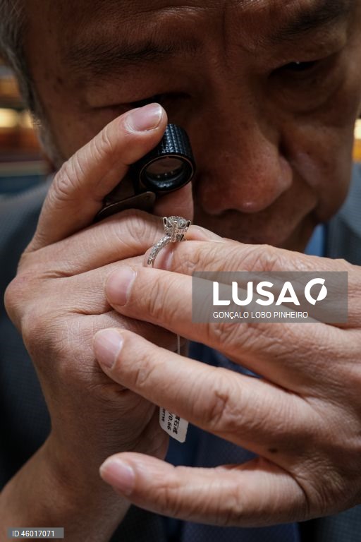 Um ourives avalia uma pedra preciosa de um anel num ourivesaria em Macau, China, 12 de novembro de 2025. A tradição da compra e oferta de ouro em Macau está a segurar a atividade das ourivesarias, que, não obstante os preços recorde do metal amarelo, mantêm o volume de transações, ainda que com menos peso total transacionado. (ACOMPANHA TEXTO DA LUSA DO DIA 16 DE NOVEMBRO DE 2025). GONÇALO LOBO PINHEIRO/LUSA