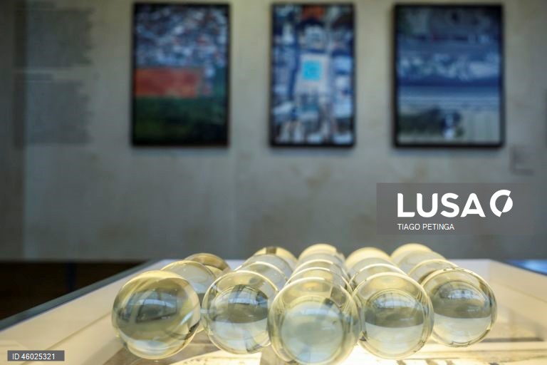 Visita guiada para a comunicação social à exposição “Complexo Brasil”, imaginada por José Miguel Wisnik, Milena Britto e Guilherme Wisnik, a exposição ocupa as duas galerias do Edifício Sede da Fundação Calouste Gulbenkian, propondo uma viagem singular pela diversidade e contrastes da cultura brasileira em Lisboa, 13 de novembro de 2025. TIAGO PETINGA/LUSA