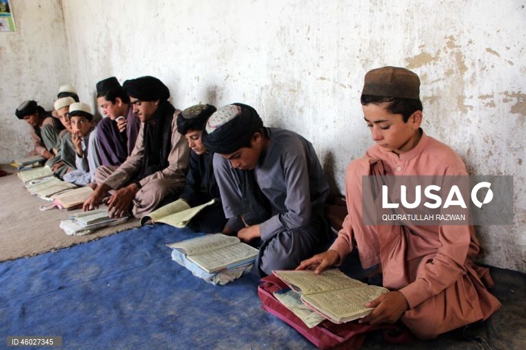 Afeganistão: Crianças aprendem a ler o Corão em Kandahar