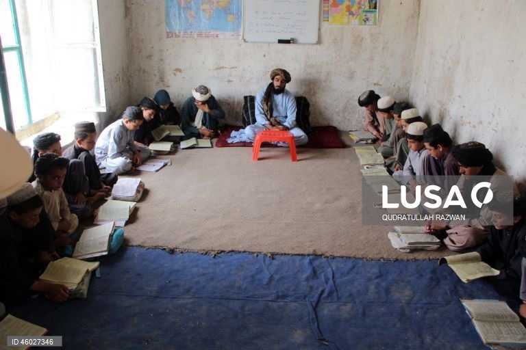 Afeganistão: Crianças aprendem a ler o Corão em Kandahar