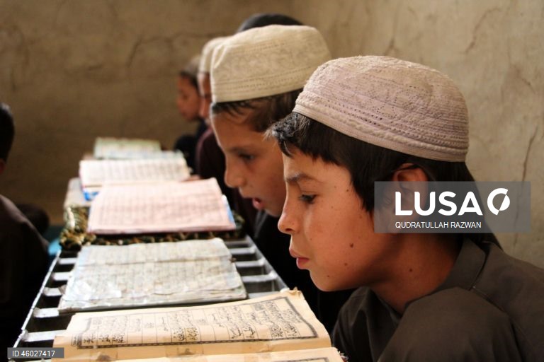 Afeganistão: Crianças aprendem a ler o Corão em Kandahar