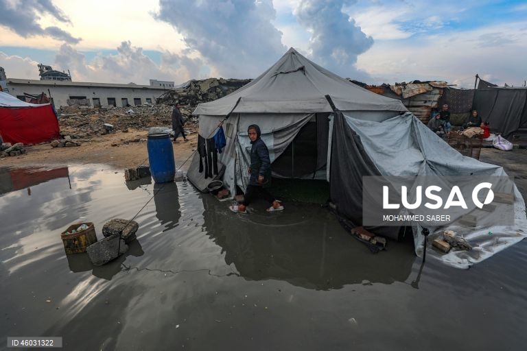 Palestina: Deslocados de Gaza preparam-se para o inverno em acampamentos improvisados