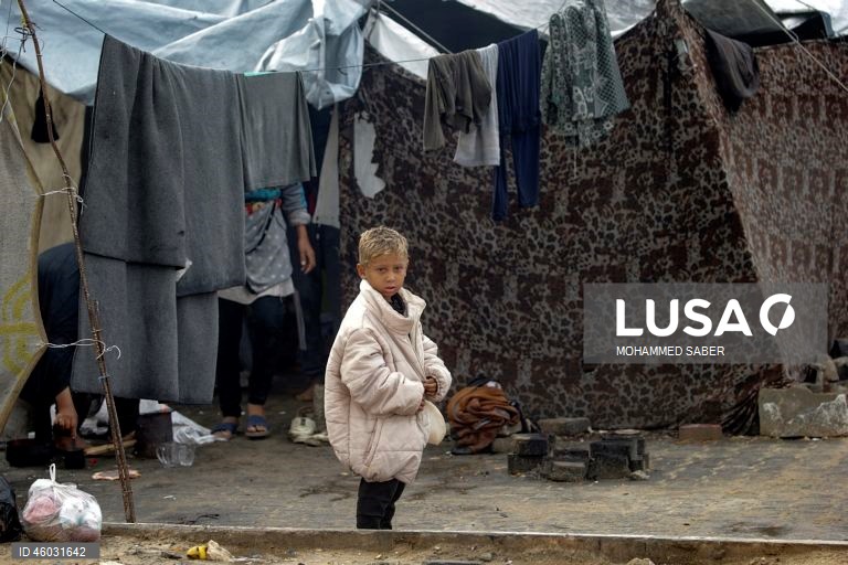 Palestina: Deslocados de Gaza preparam-se para o inverno em acampamentos improvisados