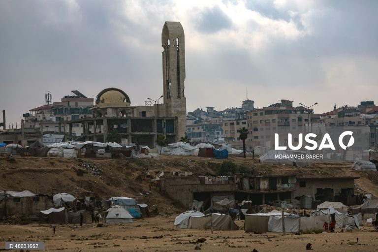 Palestina: Deslocados de Gaza preparam-se para o inverno em acampamentos improvisados