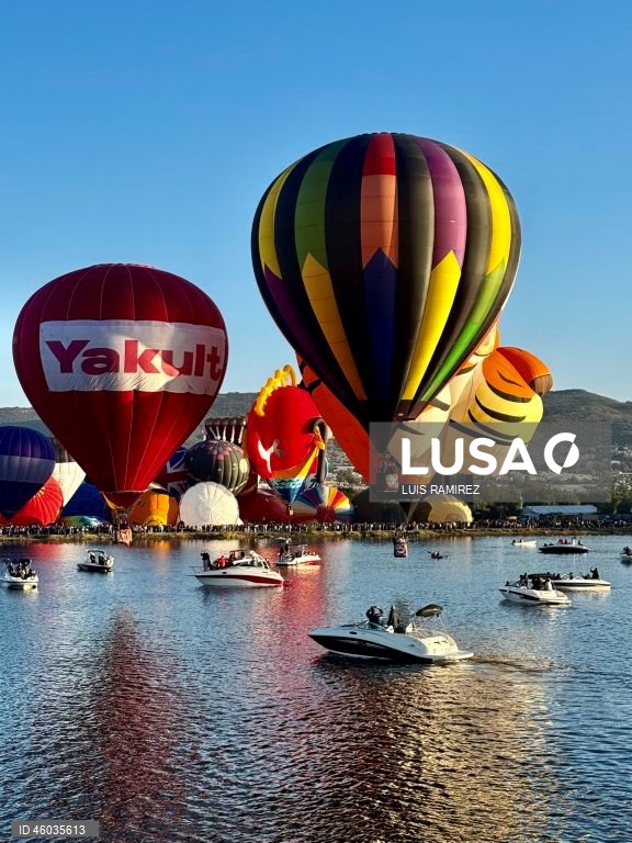 Balões de ar quente sobrevoam um reservatório durante o 23º Festival Internacional de Balões em León, Guanajuato, México.