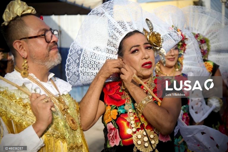 M;embros da comunidade Muxes participam na celebração do 50.º aniversário do seu festival em Juchitan, Oaxaca, México. Os Muxes são o terceiro género reconhecido na cultura zapoteca e vivem a sua identidade e sexualidade no Istmo de Tehuantepec. 