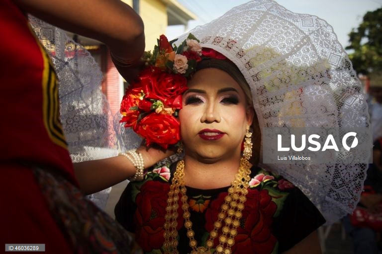 M;embros da comunidade Muxes participam na celebração do 50.º aniversário do seu festival em Juchitan, Oaxaca, México. Os Muxes são o terceiro género reconhecido na cultura zapoteca e vivem a sua identidade e sexualidade no Istmo de Tehuantepec. 