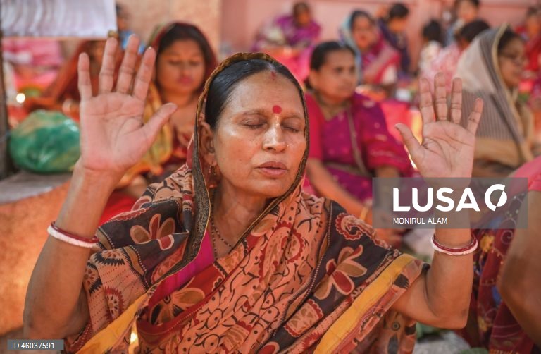 Bangladesh: Devotos hindus participam no ritual Rakher Upobash em Daca