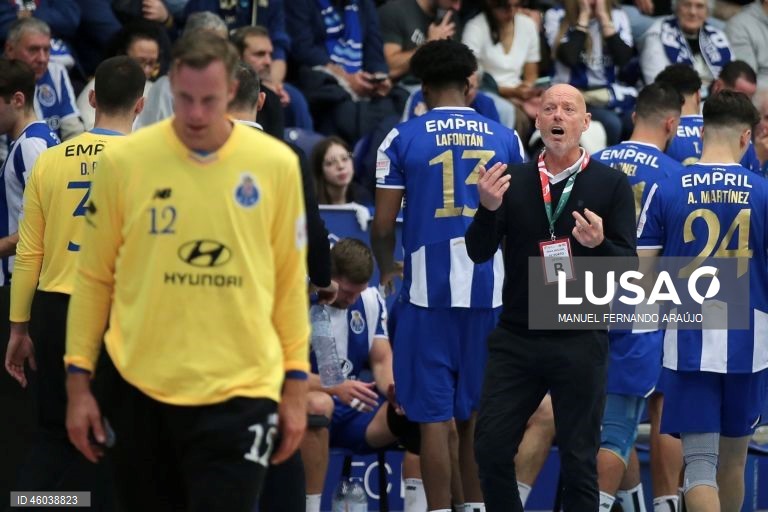 O treinador do FC Porto, Magnus Andersson  (D), durante o jogo da 11ª jornada da I Liga de Andebol contra o Benfica, realizado no Pavilhão Dragão Caixa, no Porto, 15 de novembro de 2025. MANUEL FERNANDO ARAÚJO/LUSA
