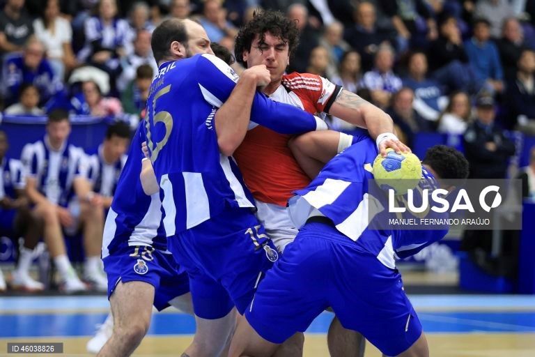 O jogador do FC Porto, Daymaro Salina (E), disputa a bola com o jogador do Benfica, Javier Moreno (C), durante o jogo da 11ª jornada da I Liga de Andebol, realizado no Pavilhão Dragão Caixa, no Porto, 15 de novembro de 2025. MANUEL FERNANDO ARAÚJO/LUSA