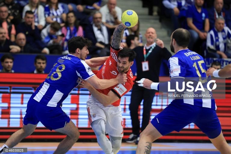 O jogador do FC Porto, Vasco Costa (E), disputa a bola com o jogador do Benfica, Pau Floreta (C), durante o jogo da 11ª jornada da I Liga de Andebol, realizado no Pavilhão Dragão Caixa, no Porto, 15 de novembro de 2025. MANUEL FERNANDO ARAÚJO/LUSA