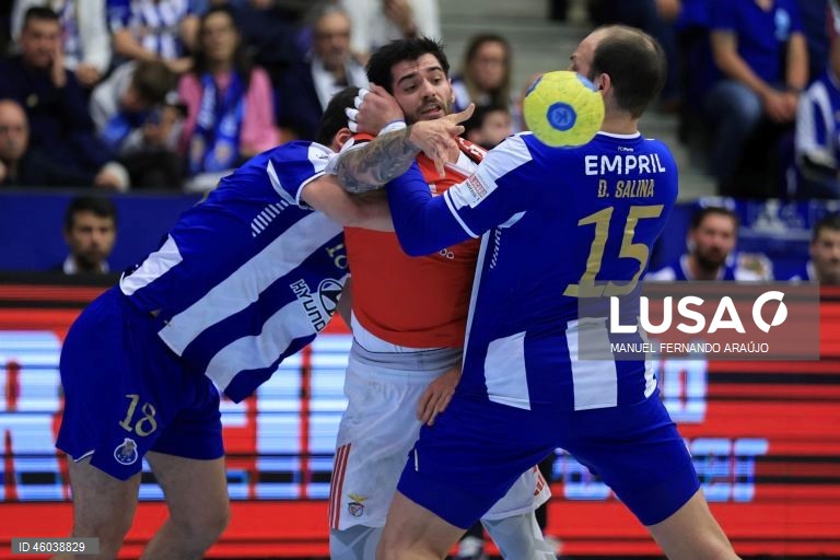 O jogador do FC Porto, Vasco Costa (E), disputa a bola com o jogador do Benfica, Pau Floreta (C), durante o jogo da 11ª jornada da I Liga de Andebol, realizado no Pavilhão Dragão Caixa, no Porto, 15 de novembro de 2025. MANUEL FERNANDO ARAÚJO/LUSA