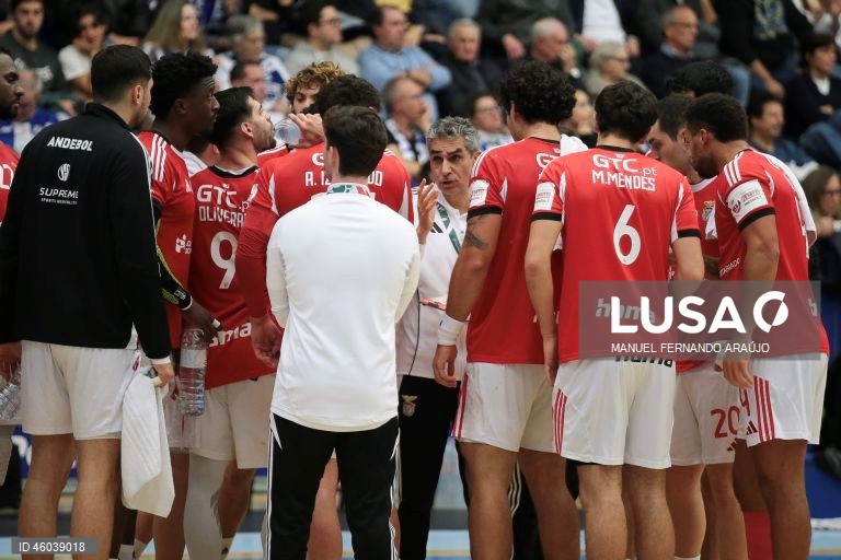 O treinador do Benfica, Jota González (C), fala com os seus jogadores durante o jogo da 11ª jornada da I Liga de Andebol contra o FC Porto, realizado no Pavilhão Dragão Caixa, no Porto, 15 de novembro de 2025. MANUEL FERNANDO ARAÚJO/LUSA