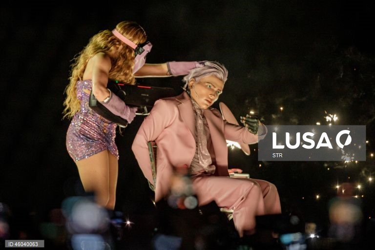 A cantora colombiana Shakira realiza um concerto da sua digressão mundial «Las mujeres ya no lloran» em Lima, Peru.