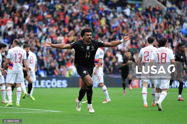 A seleção portuguesa de futebol assegurou hoje a nona presença num Campeonato do Mundo, ao golear por 9-1 a Arménia, na sexta e última jornada do Grupo F da qualificação europeia, no Estádio do Dragão, no Porto.