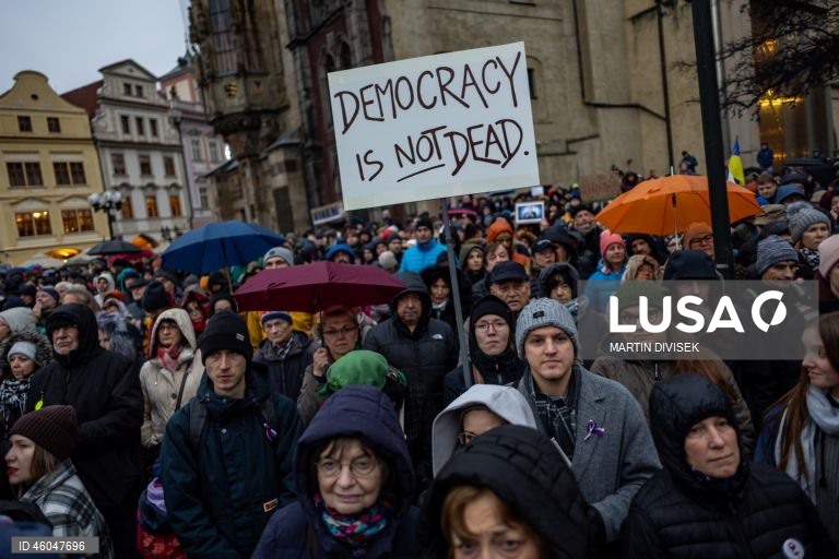 República Checa comemora o 36.º aniversário da Revolução de Veludo