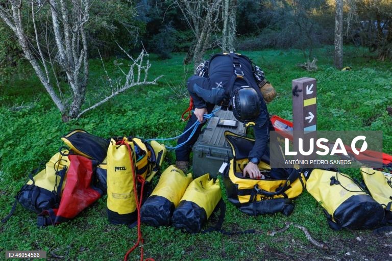 Um militar do Exército Português durante o exercício nacional "Fénix", no âmbito do Apoio Militar de Emergência, no Parque Florestal de Monsanto, em Lisboa, 18 de novembro de 2025. O exercício decorreu na região de Lisboa, envolvendo mais de 300 operacionais e mais de 100 viaturas, com o objetivo de testar e validar a resposta coordenada do Sistema de Apoio Militar de Emergência do Exército às solicitações de apoio da Autoridade Nacional de Emergência e Proteção Civil (ANEPC), em reação a um...