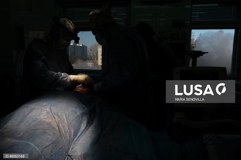 Cirurgiões norte-americanos realizam cirurgias reconstrutivas em soldados ucranianos feridos em Kiev.