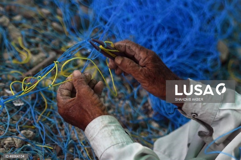 Paquistão: A habilidade com redes manuais sustenta os meios de subsistência no setor pesqueiro subdesenvolvido do Paquistão