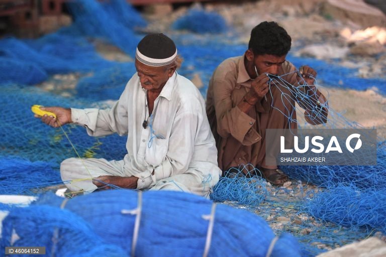 Paquistão: A habilidade com redes manuais sustenta os meios de subsistência no setor pesqueiro subdesenvolvido do Paquistão