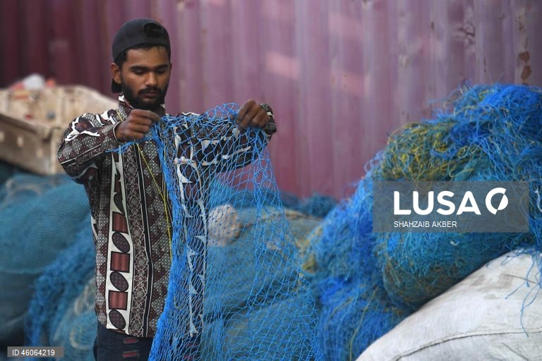 Paquistão: A habilidade com redes manuais sustenta os meios de subsistência no setor pesqueiro subdesenvolvido do Paquistão