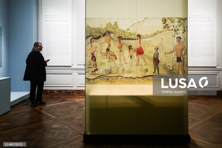 Exposição sobre os aliados nativos americanos na corte do rei francês Luís XV no Palácio de Versalhes.