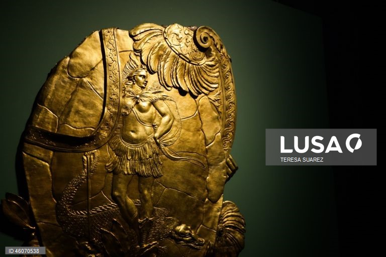 Exposição sobre os aliados nativos americanos na corte do rei francês Luís XV no Palácio de Versalhes.