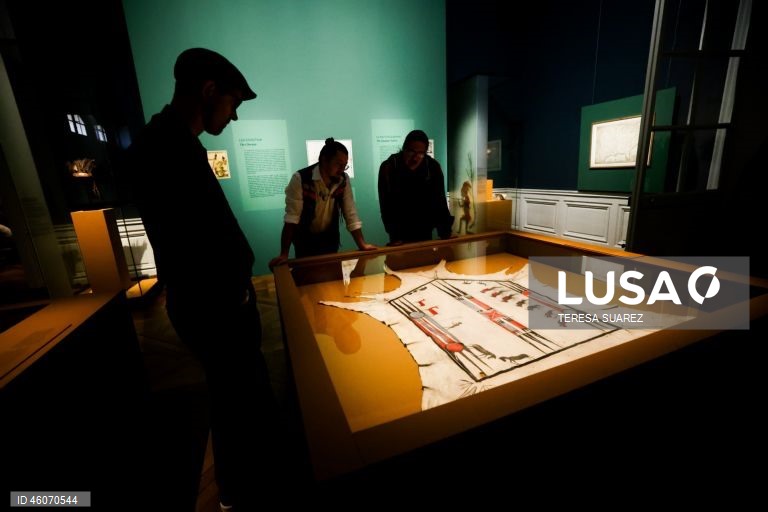 Exposição sobre os aliados nativos americanos na corte do rei francês Luís XV no Palácio de Versalhes.