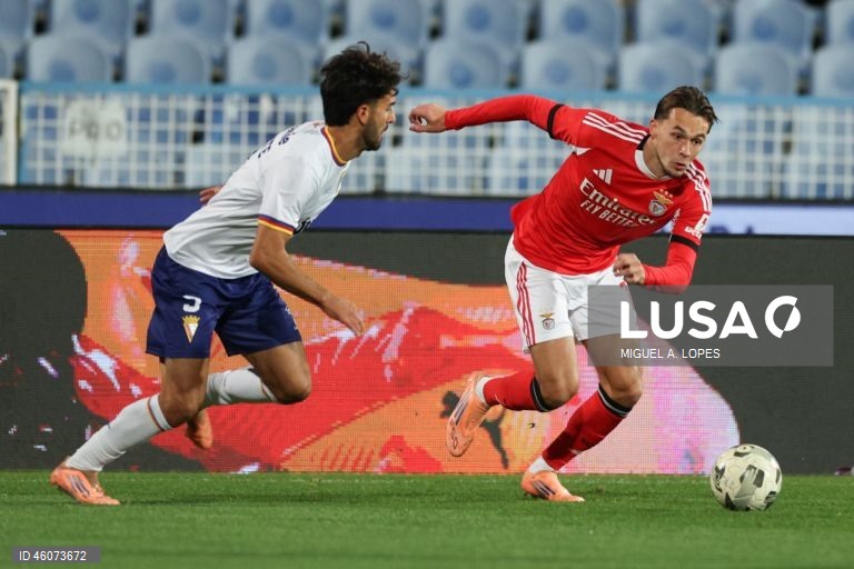  Dois golos na segunda parte permitiram hoje ao Benfica vencer 2-0 o Atlético, da Liga 3, e apurar-se para os oitavos de final da Taça de Portugal em futebol, em jogo disputado no estádio do Restelo, em Lisboa.
