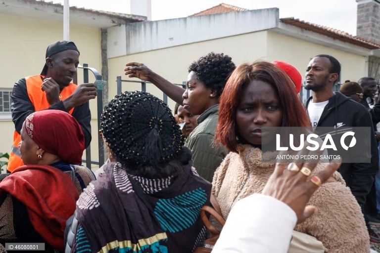 Cidadãos guineenses aguardam pela sua vez para exercerem o seu direito de voto para as eleições presidenciais e legislativas na Guiné-Bissau, na Embaixada da Guiné-Bissau, em Lisboa, 23 de novembro de 2025. ANTÓNIO PEDRO SANTOS/LUSA



