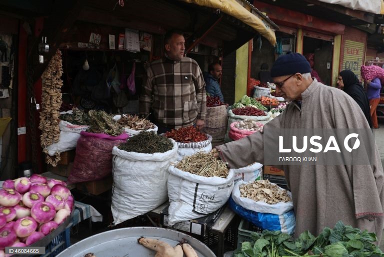 Índia: Mercado de rua em Srinagar na Caxemira indiana