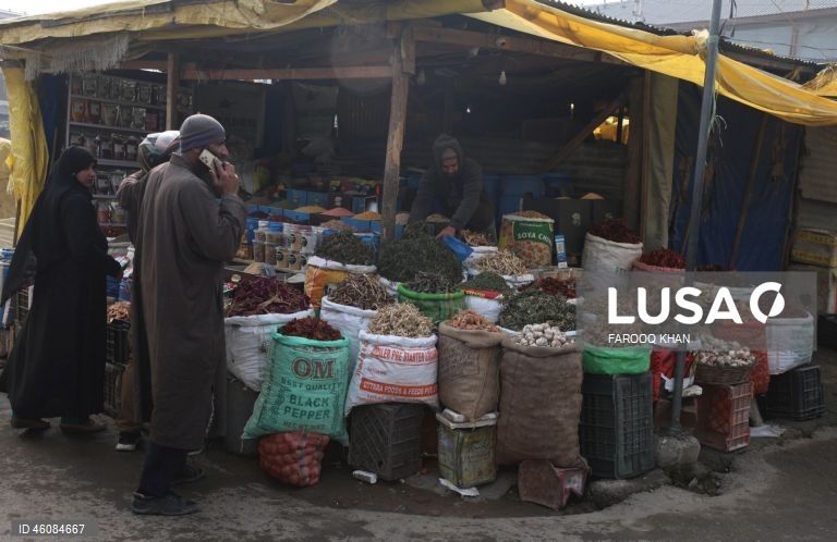 Índia: Mercado de rua em Srinagar na Caxemira indiana