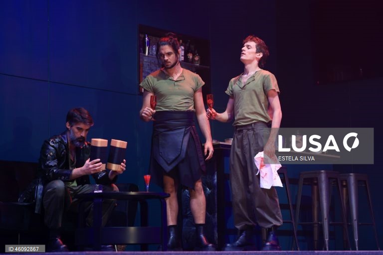 Ensaio de imprensa do espetáculo "Titus", inspirado na tragédia “Titus Andronicus” de Shakespeare, com encenação de Cátia Pinheiro e José Nunes, que assinam a adaptação do texto com Hugo van der Ding, no Teatro Carlos Alberto, no Porto, 25 de novembro de 2025. A peça, que estreia dia 27 de novembro, é uma criação da Estrutura em coprodução com o Teatro Nacional São João e o Centro Cultural de Belém. ESTELA SILVA/LUSA
