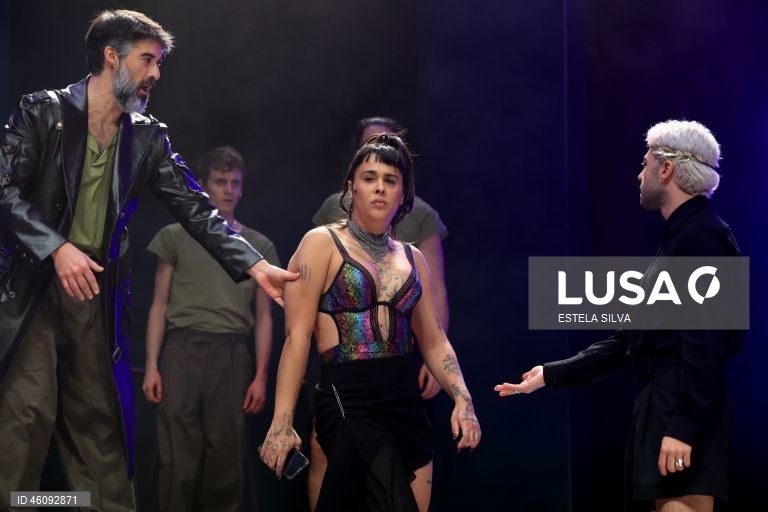 Ensaio de imprensa do espetáculo "Titus", inspirado na tragédia “Titus Andronicus” de Shakespeare, com encenação de Cátia Pinheiro e José Nunes, que assinam a adaptação do texto com Hugo van der Ding, no Teatro Carlos Alberto, no Porto, 25 de novembro de 2025. A peça, que estreia dia 27 de novembro, é uma criação da Estrutura em coprodução com o Teatro Nacional São João e o Centro Cultural de Belém. ESTELA SILVA/LUSA
