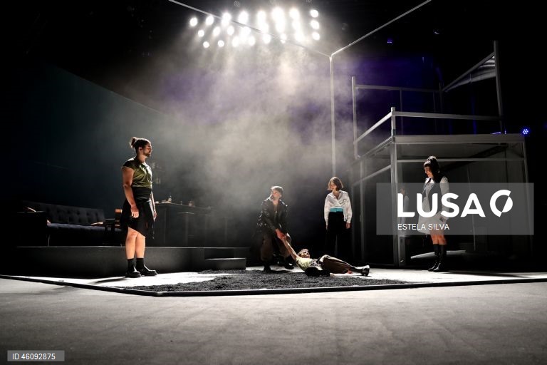 Ensaio de imprensa do espetáculo "Titus", inspirado na tragédia “Titus Andronicus” de Shakespeare, com encenação de Cátia Pinheiro e José Nunes, que assinam a adaptação do texto com Hugo van der Ding, no Teatro Carlos Alberto, no Porto, 25 de novembro de 2025. A peça, que estreia dia 27 de novembro, é uma criação da Estrutura em coprodução com o Teatro Nacional São João e o Centro Cultural de Belém. ESTELA SILVA/LUSA
