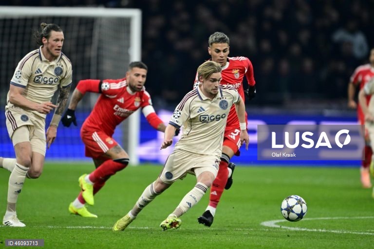 O Benfica conquistou hoje a primeira vitória na presente edição da Liga dos Campeões de futebol, ao vencer em Amesterdão o Ajax por 2-0, em jogo da quinta jornada da fase de liga.