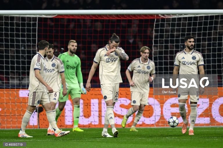 O Benfica conquistou hoje a primeira vitória na presente edição da Liga dos Campeões de futebol, ao vencer em Amesterdão o Ajax por 2-0, em jogo da quinta jornada da fase de liga.