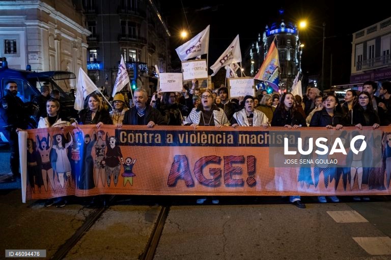 Participantes na Marcha pelo Fim da Violência Contra as Mulheres gritam palavras de ordem no dia em que se comemora o Dia Internacional para a Eliminação da Violência contra as Mulheres, na Avenida Almirante Reis, em Lisboa, 25 de novembro de 2025. JOSÉ SENA GOULÃO/LUSA