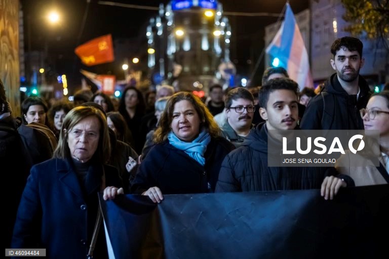 Alexandra Leitão (C) participa na Marcha pelo Fim da Violência Contra as Mulheres gritam palavras de ordem no dia em que se comemora o Dia Internacional para a Eliminação da Violência contra as Mulheres, na Avenida Almirante Reis, em Lisboa, 25 de novembro de 2025. JOSÉ SENA GOULÃO/LUSA