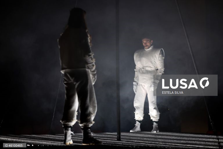 Ensaio de imprensa do espetáculo de circo contemporâneo, "Liberdade Liberdade", interpretado por David David e Tjaša Dobravec, a partir das histórias-narrativas das cartas de amor trocadas pelos avós do primeiro durante a ditadura, no Teatro Narciso Ferreira, em Vila Nova de Famalicão, 26 de Novembro de 2025. "Liberdade Liberdade" é o novo espetáculo da Momento – Artistas Independentes e da recém-criada companhia Ângulo Crítico, com direção e dramaturgia de Diogo Freitas, estreia dia 28 de...