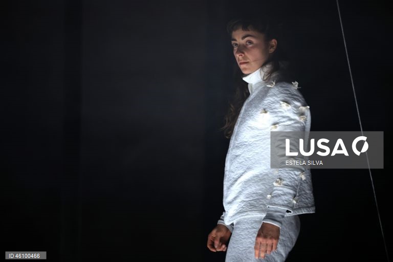 Ensaio de imprensa do espetáculo de circo contemporâneo, "Liberdade Liberdade", interpretado por David David e Tjaša Dobravec, a partir das histórias-narrativas das cartas de amor trocadas pelos avós do primeiro durante a ditadura, no Teatro Narciso Ferreira, em Vila Nova de Famalicão, 26 de Novembro de 2025. "Liberdade Liberdade" é o novo espetáculo da Momento – Artistas Independentes e da recém-criada companhia Ângulo Crítico, com direção e dramaturgia de Diogo Freitas, estreia dia 28 de...