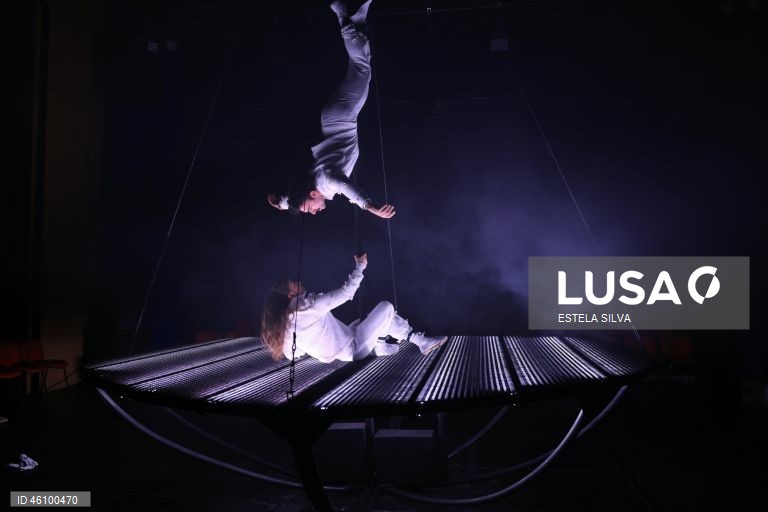 Ensaio de imprensa do espetáculo de circo contemporâneo, "Liberdade Liberdade", interpretado por David David e Tjaša Dobravec, a partir das histórias-narrativas das cartas de amor trocadas pelos avós do primeiro durante a ditadura, no Teatro Narciso Ferreira, em Vila Nova de Famalicão, 26 de Novembro de 2025. "Liberdade Liberdade" é o novo espetáculo da Momento – Artistas Independentes e da recém-criada companhia Ângulo Crítico, com direção e dramaturgia de Diogo Freitas, estreia dia 28 de...
