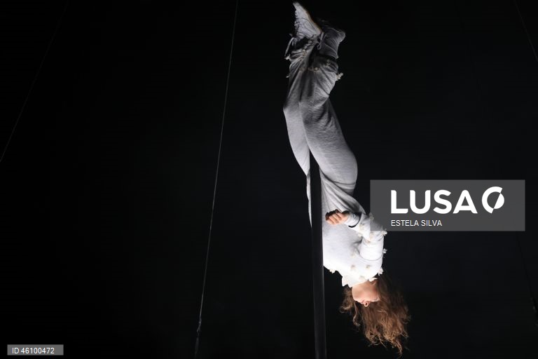 Ensaio de imprensa do espetáculo de circo contemporâneo, "Liberdade Liberdade", interpretado por David David e Tjaša Dobravec, a partir das histórias-narrativas das cartas de amor trocadas pelos avós do primeiro durante a ditadura, no Teatro Narciso Ferreira, em Vila Nova de Famalicão, 26 de Novembro de 2025. "Liberdade Liberdade" é o novo espetáculo da Momento – Artistas Independentes e da recém-criada companhia Ângulo Crítico, com direção e dramaturgia de Diogo Freitas, estreia dia 28 de...