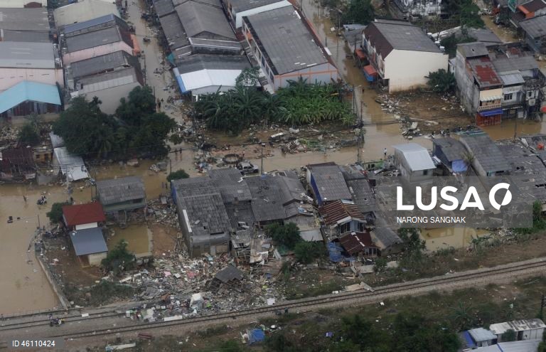 As operações de ajuda e resgate continuam enquanto as inundações diminuem em Hat Yai.