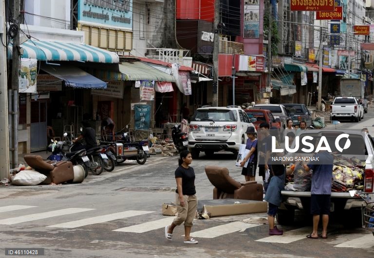 As operações de ajuda e resgate continuam enquanto as inundações diminuem em Hat Yai.