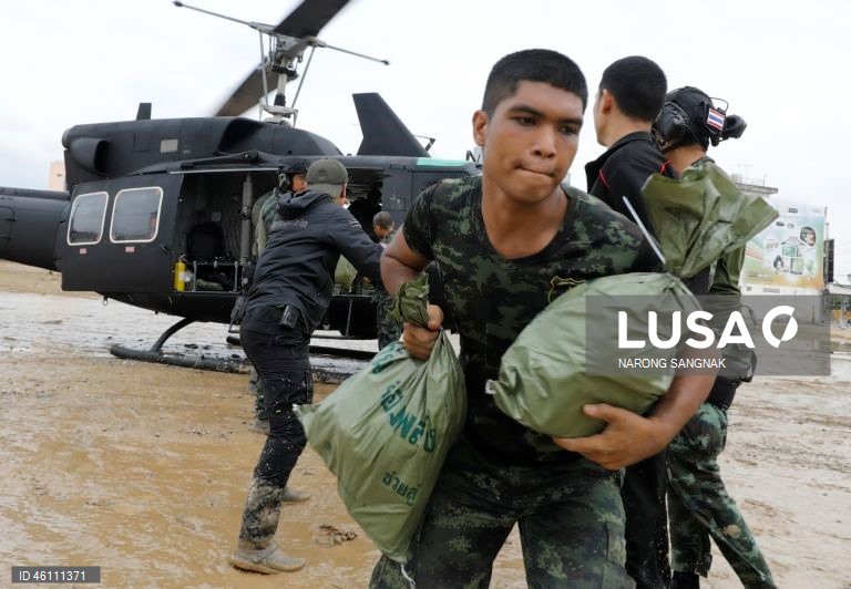 As operações de ajuda e resgate continuam enquanto as inundações diminuem em Hat Yai.
