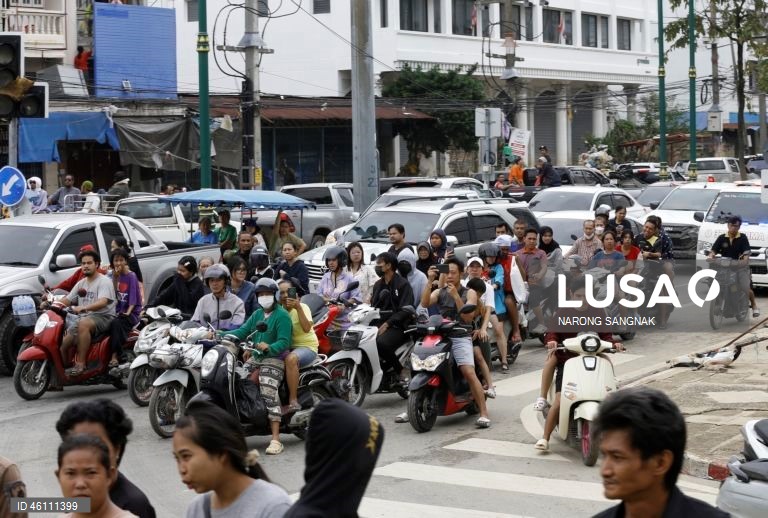 As operações de ajuda e resgate continuam enquanto as inundações diminuem em Hat Yai.