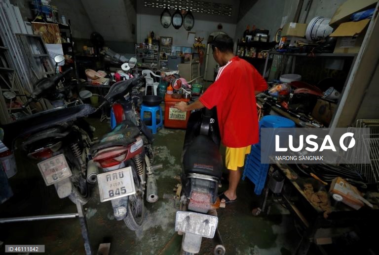 As operações de ajuda e resgate continuam enquanto as inundações diminuem em Hat Yai.